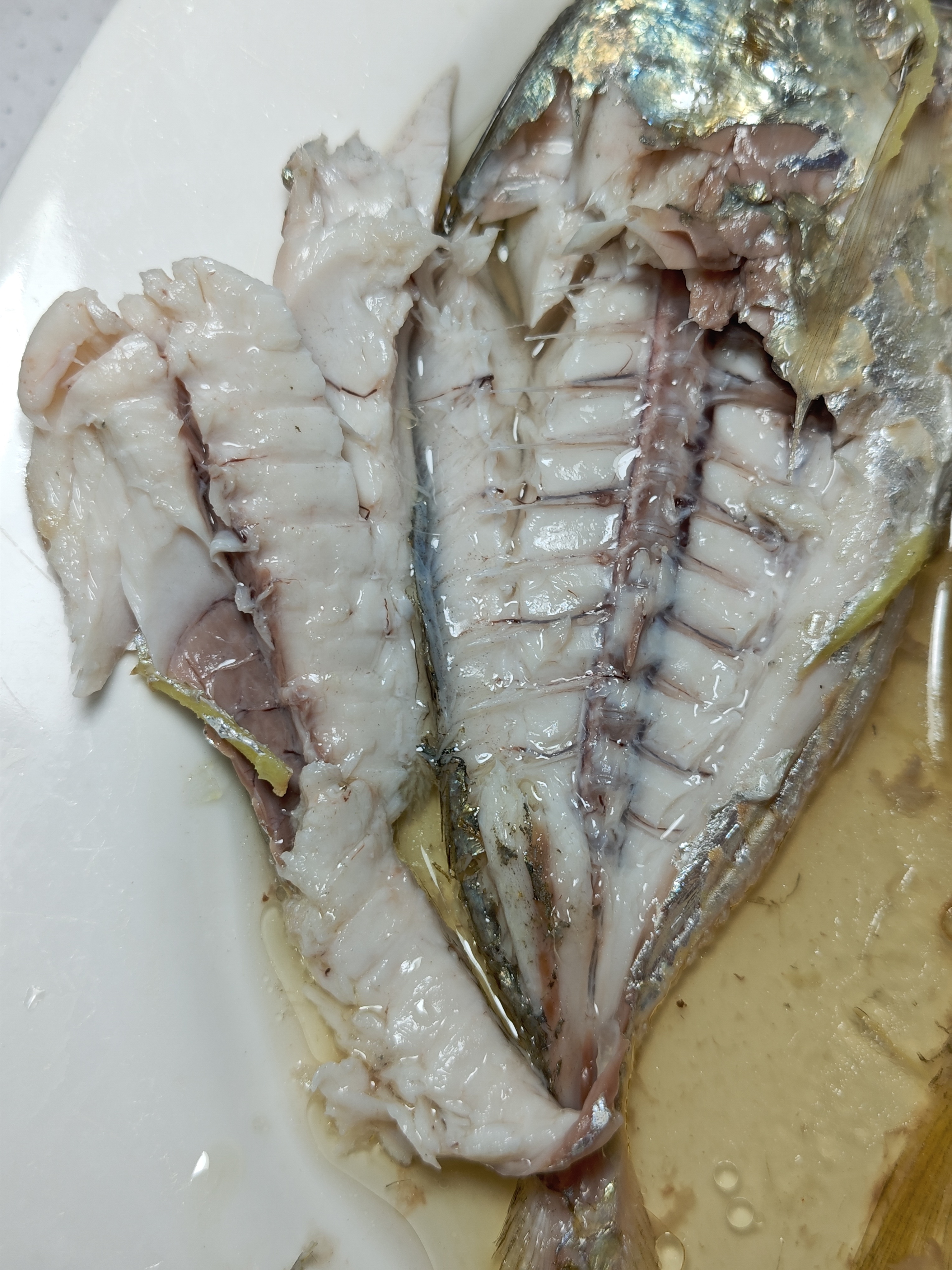 金边池鱼蒸出来味道尚可,但口感很涩,不好吃