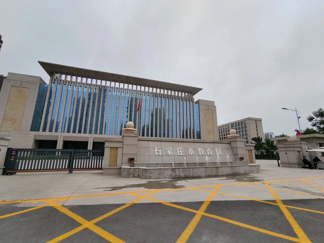石家庄市教育局,应该是最美大院了,终于远离了中山路边的巷子里