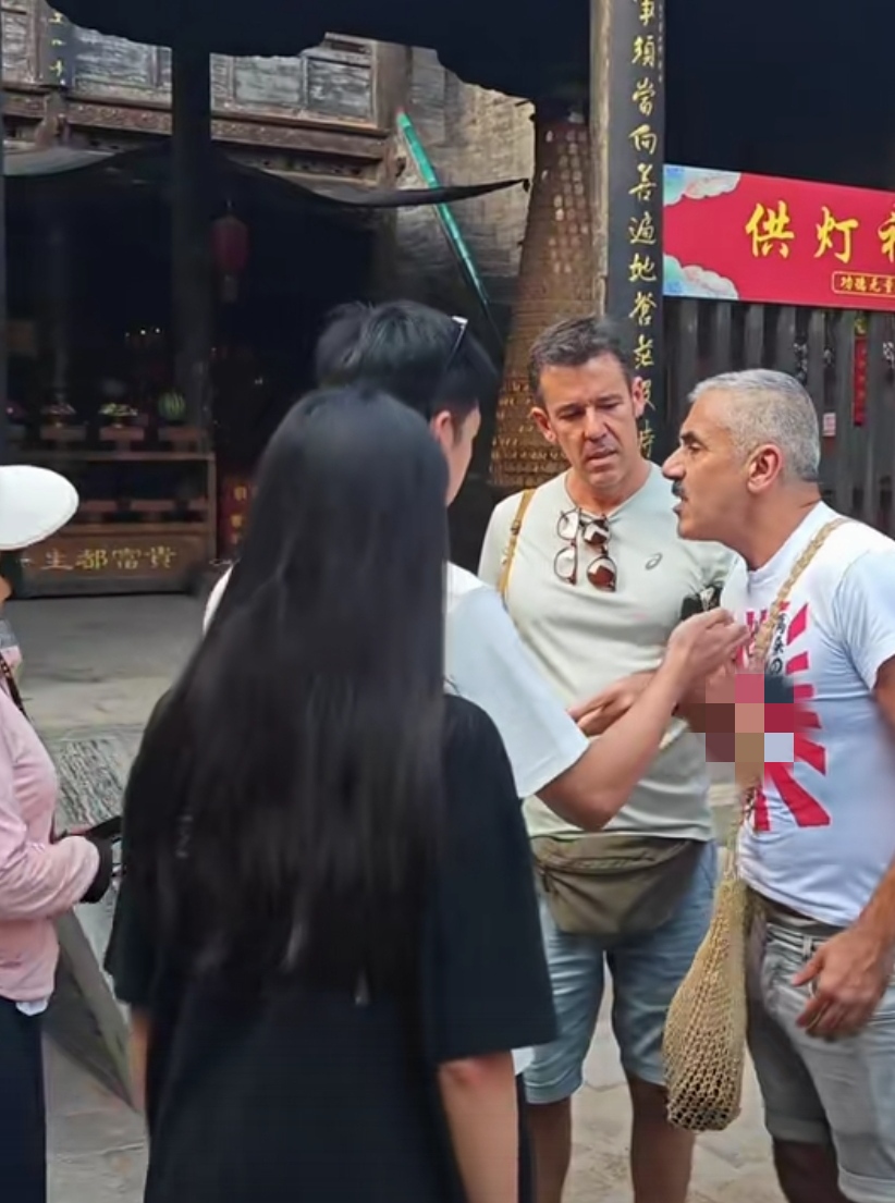 一名男子勇敢上前提醒他不要穿这种衣服,这个外国游客居然生气了,他