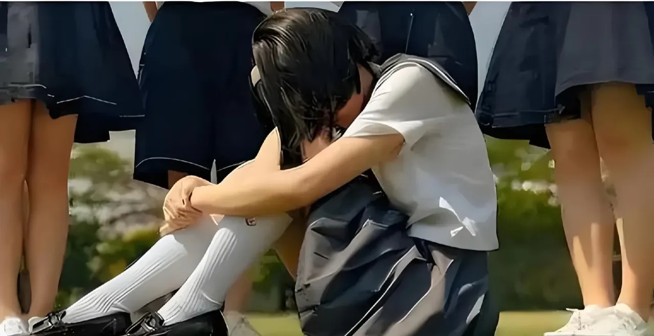 女孩吞下,又从后门拉出,再让下一个女 霸凌日本校园霸凌女儿被欺负后