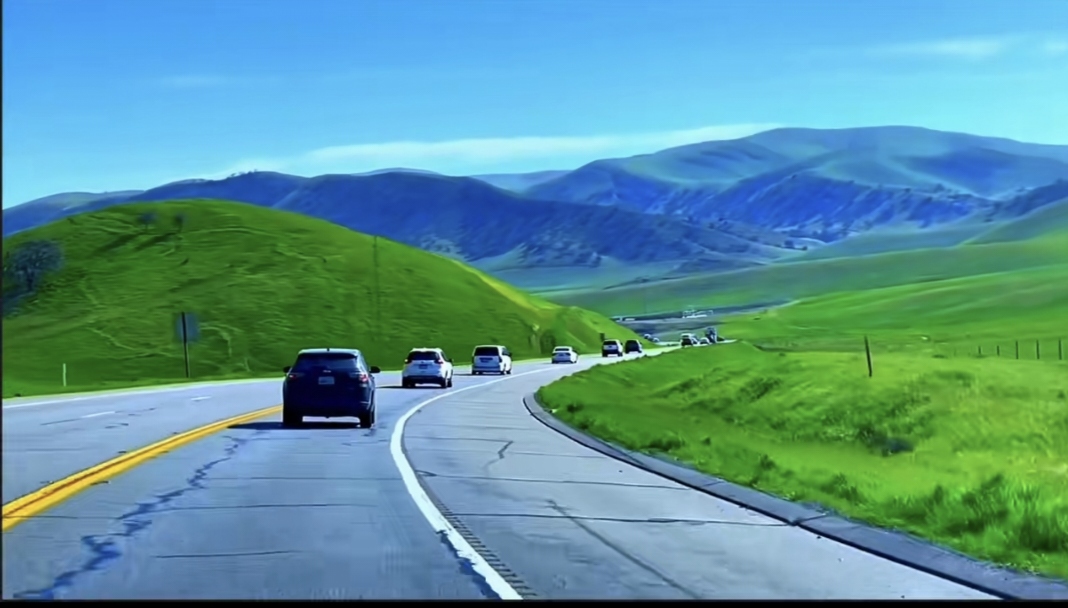 草原开车的图片唯美开车看大山丛山峻岭中穿梭的车流图大草原上的高速