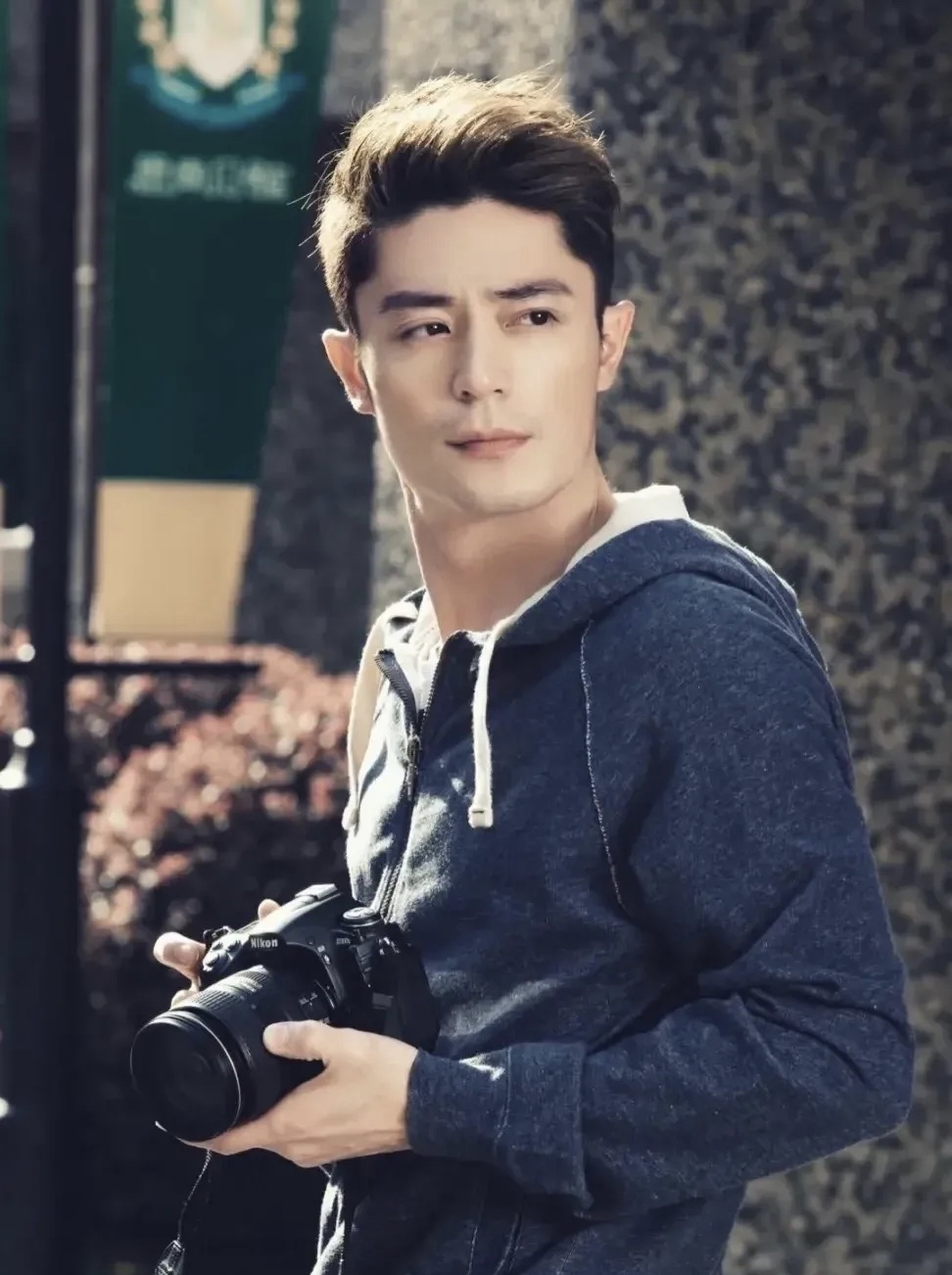 一次,主持人问霍建华:"听说你比任何人都宠爱粉丝.