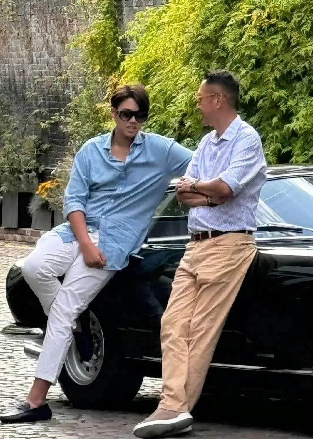 但令人意外的是,他看上去极为成熟,甚至显得有些过