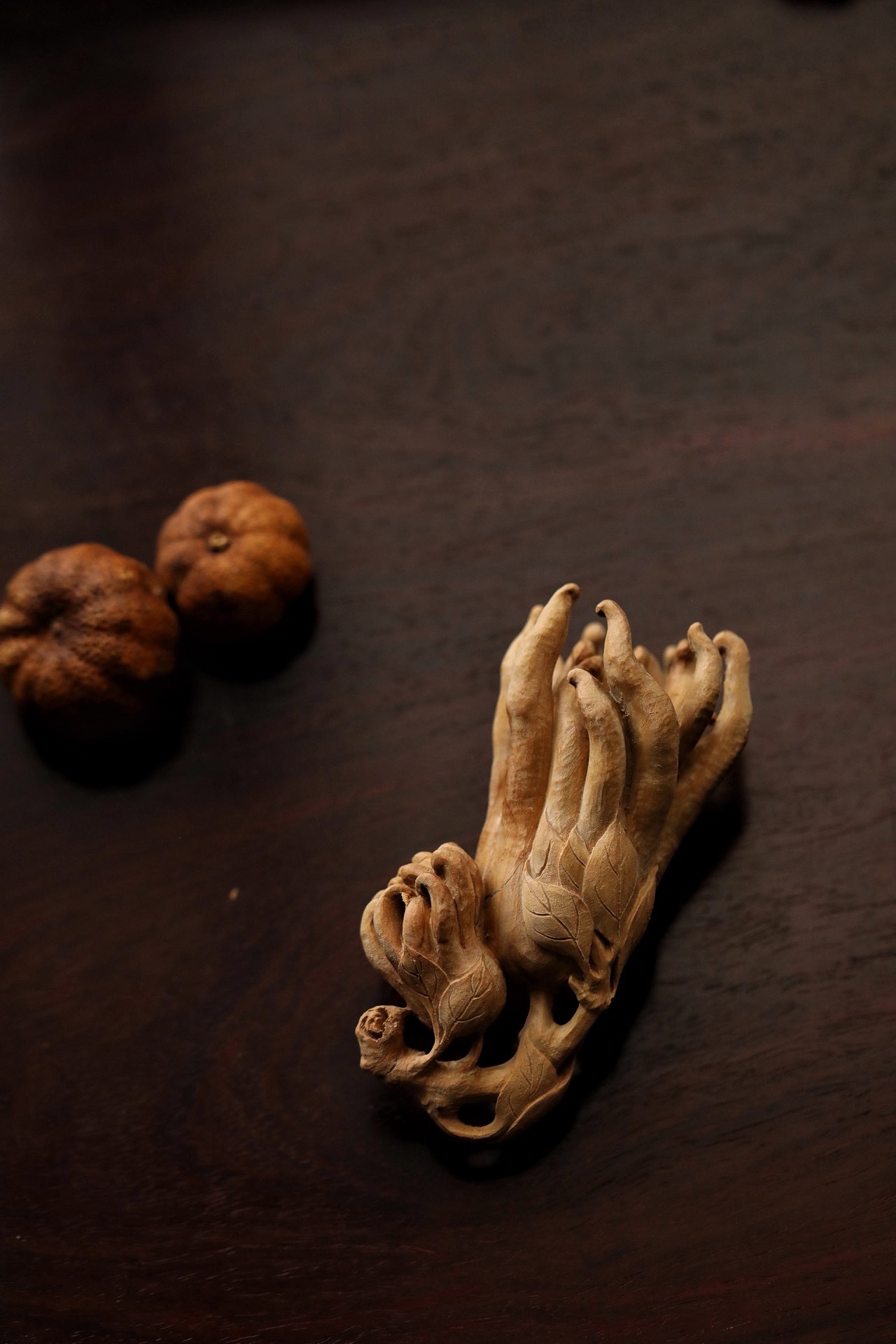 雕刻写实状生,佛手肌理朴真古雅,舒卷奇趣丛生,把玩亦有