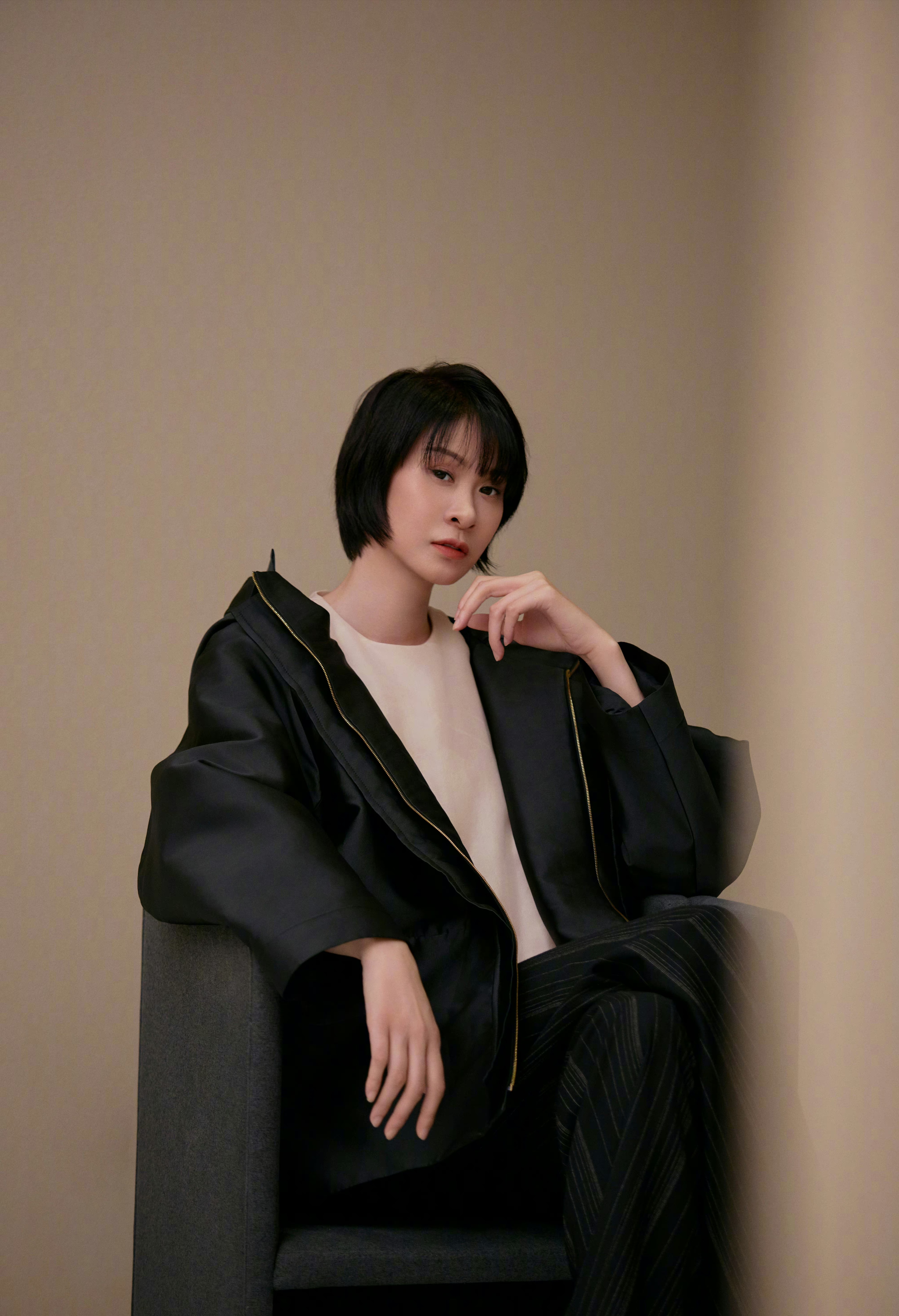 图文动态同步大赛# 奥运冠军赵蕊蕊的最新艺术照,真的是又美又飒!