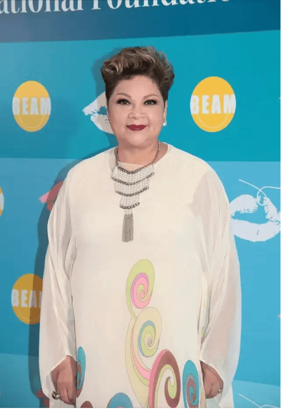 科尔德罗)相信很多人都会在脑海中,回响起她那首经典歌曲《友谊之光》