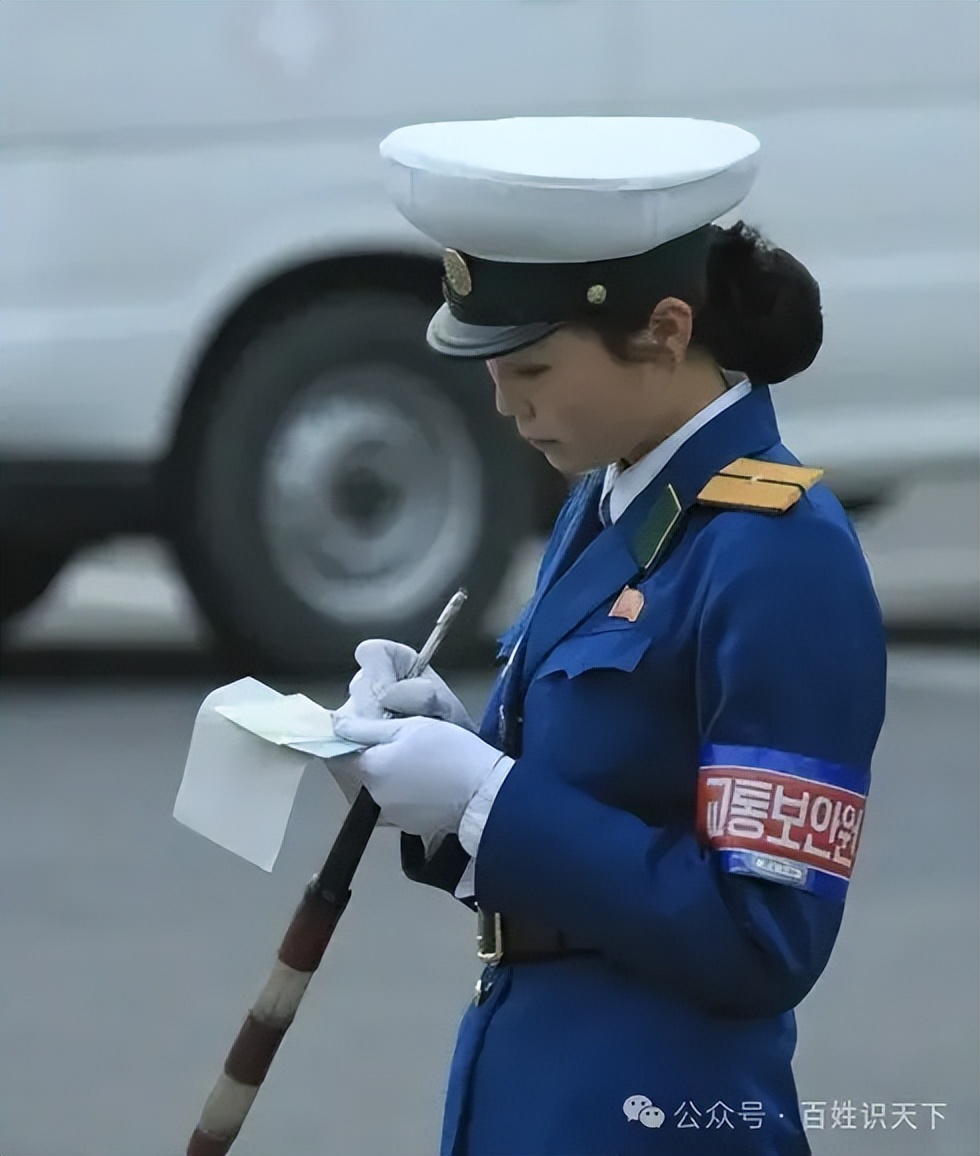 朝鲜美女 交警图片