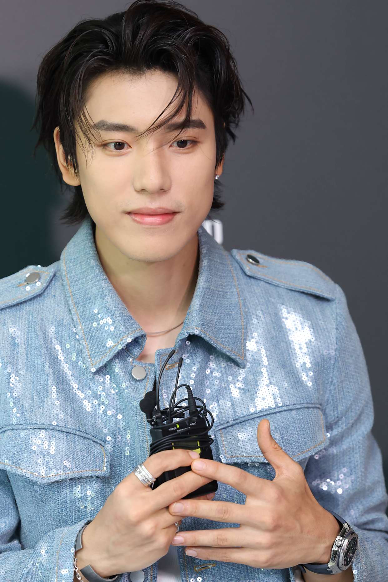 潘玮柏王子异嘻哈风穿搭现身 袁娅维现场清唱《负负得正》推广曲