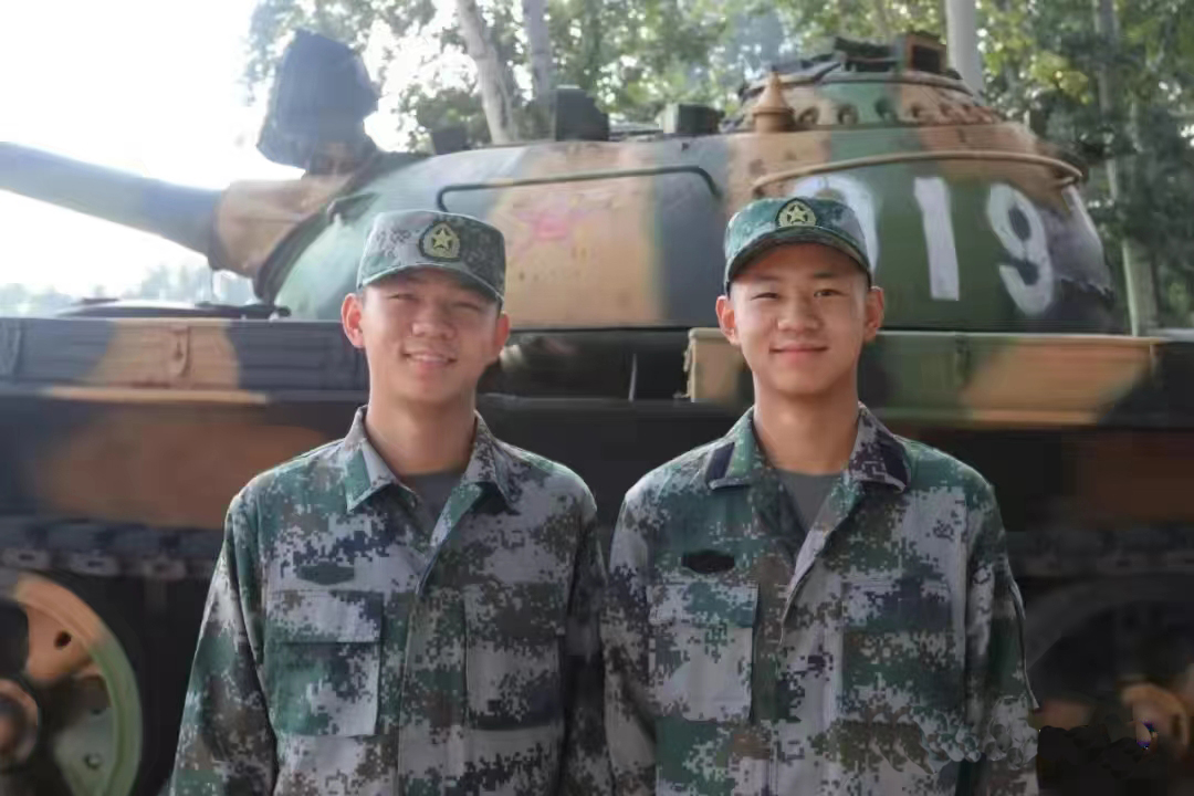 中国军人:这对"军营双胞胎",复制粘贴般优秀!