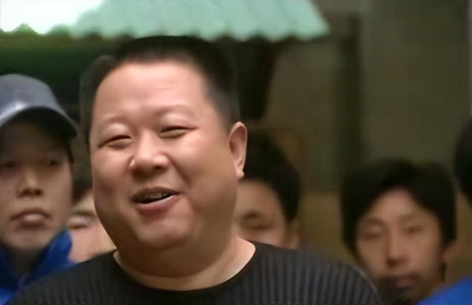 演员牛振华,酒驾出车祸,在葬礼上哭到晕厥的妻女,后来怎样了?