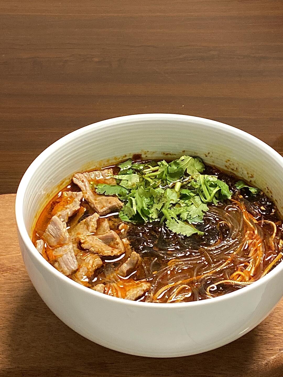 今天,就让我们一起动手,做一碗让人欲罢不能的酸辣牛肉粉丝吧!