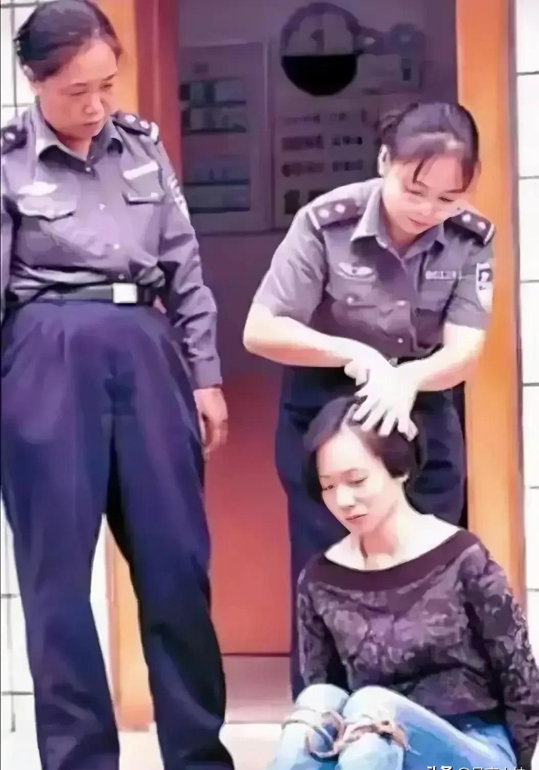 女警押犯人图片