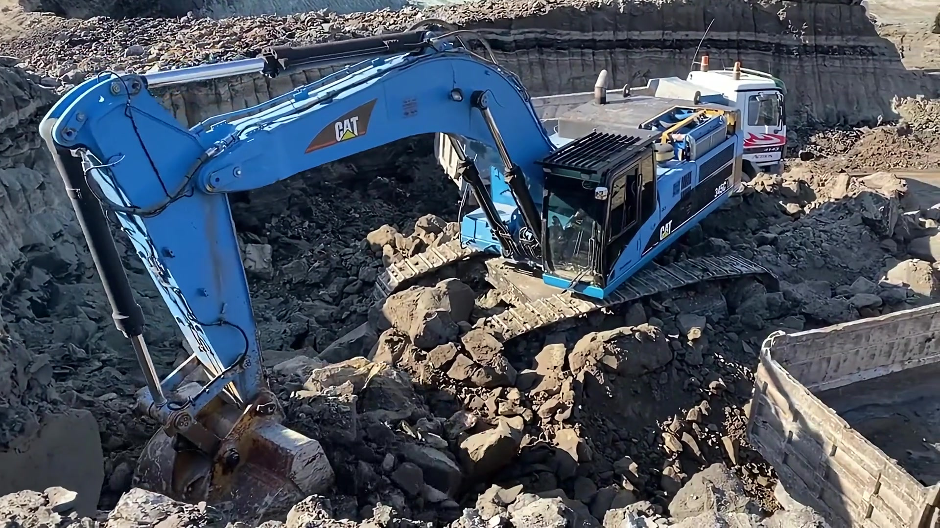 卡特蓝色妖姬挖掘机工程机械工程机械设备挖机挖掘机视频然果