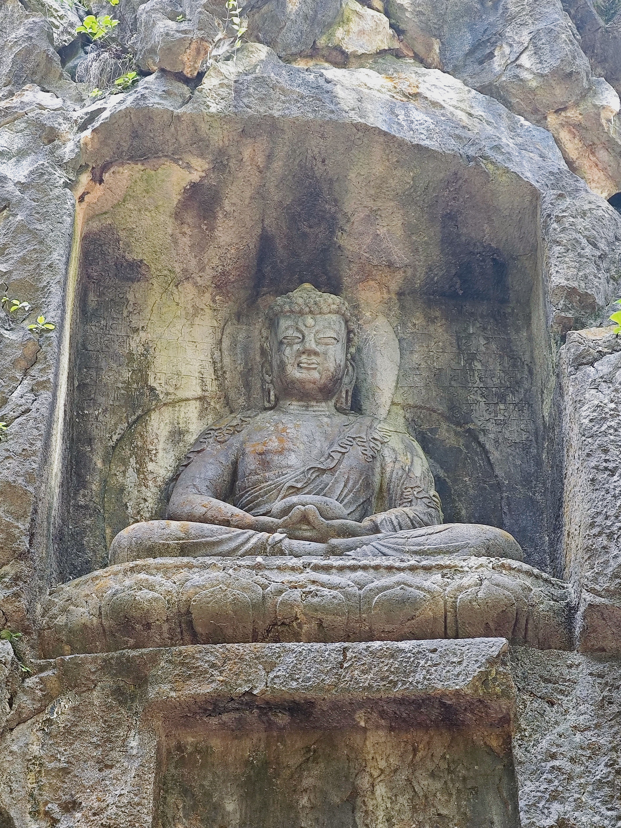 飞来峰造像位于杭州飞来峰景区内,灵隐寺前面,是浙江最大的一处造像群