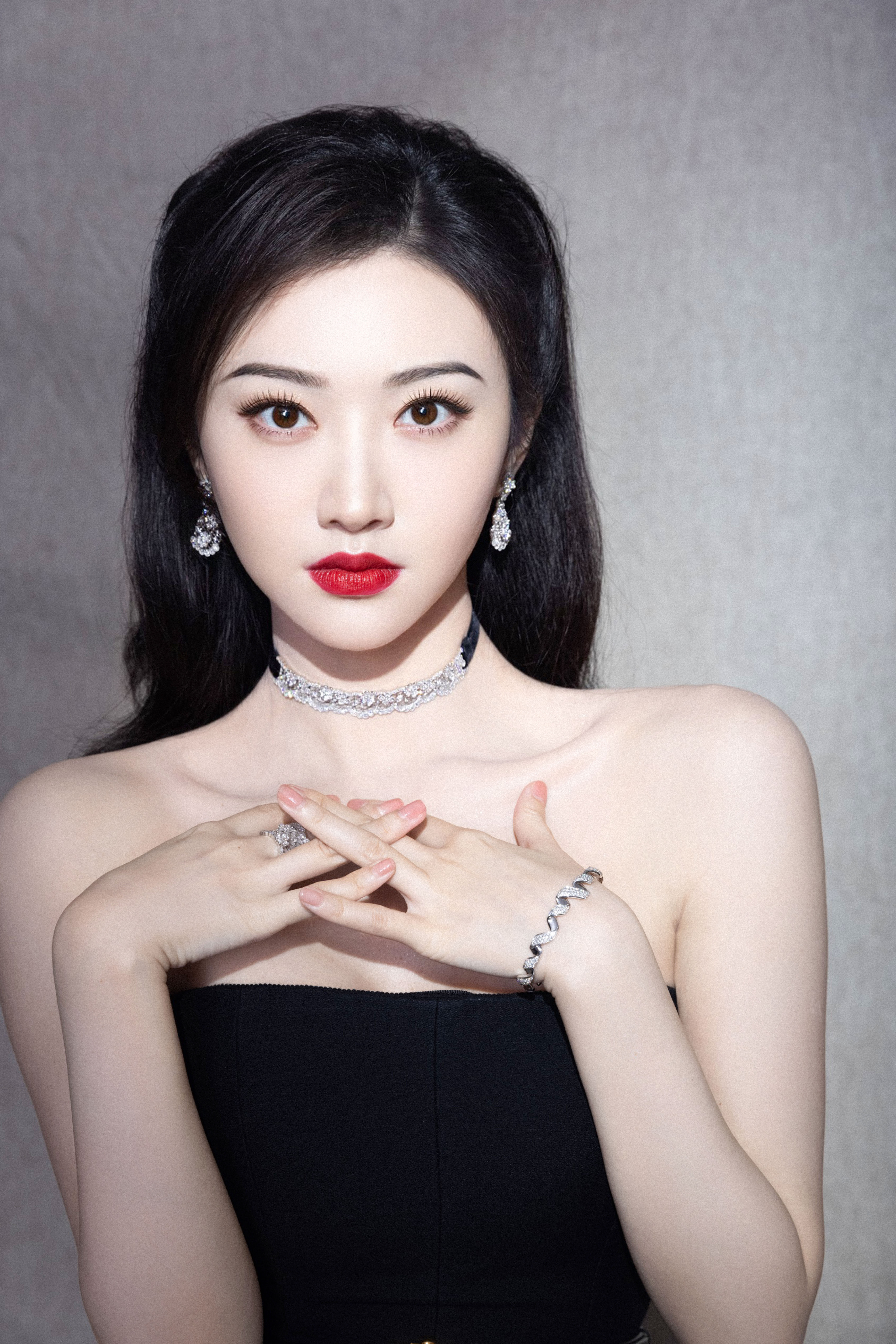 景甜时尚写真精选,容颜温婉如玉,气质雍容华贵,尽显"人间富贵花"韵味