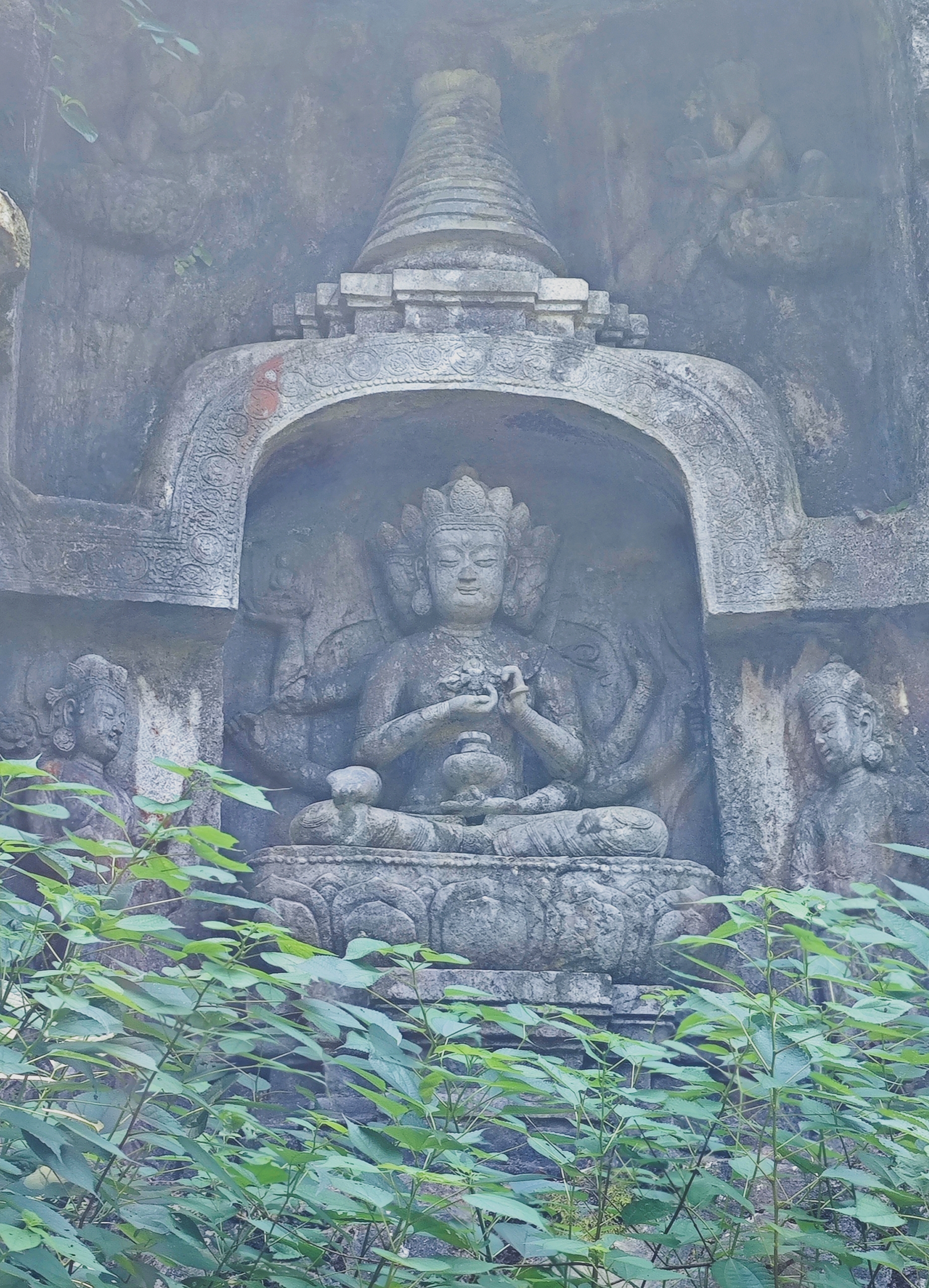 雕像粗眉大眼,喜笑颜开,袒腹踞坐,像的两飞来峰上的佛像杭州西湖飞来