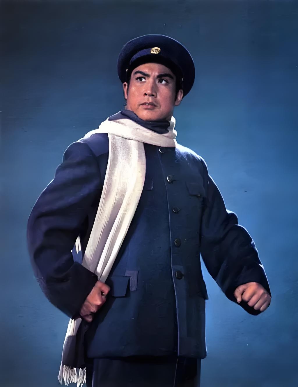 再发一组样板戏的经典造型图片