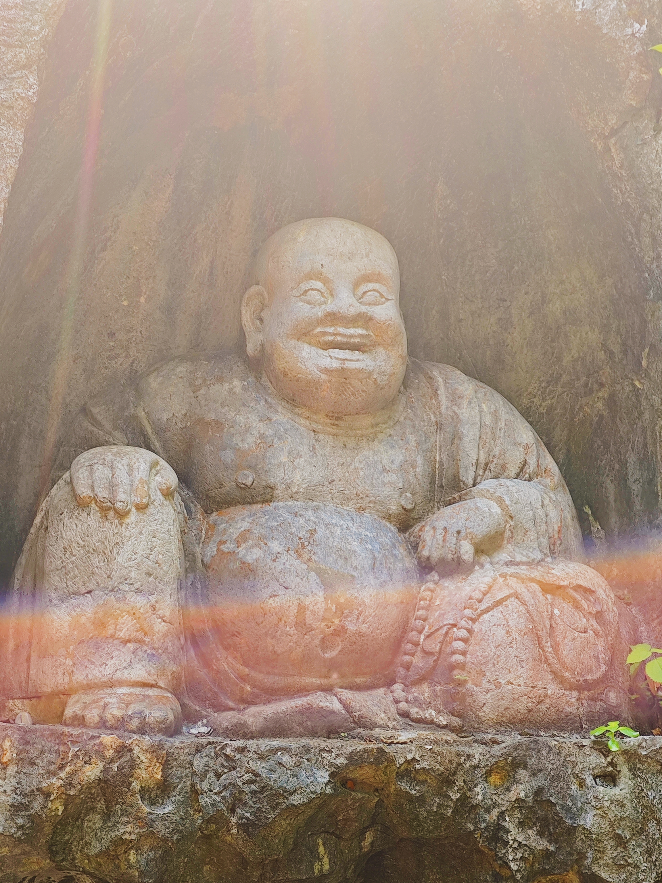 飞来峰造像位于杭州飞来峰景区内,灵隐寺前面,是浙江最大的一处造像群