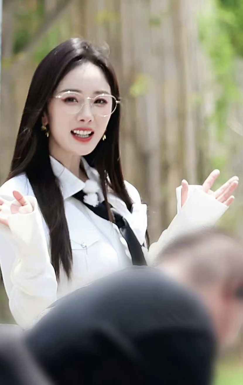 杨幂情商高,人缘好,资源也不错,智慧和正能量并存,随着演技的不断