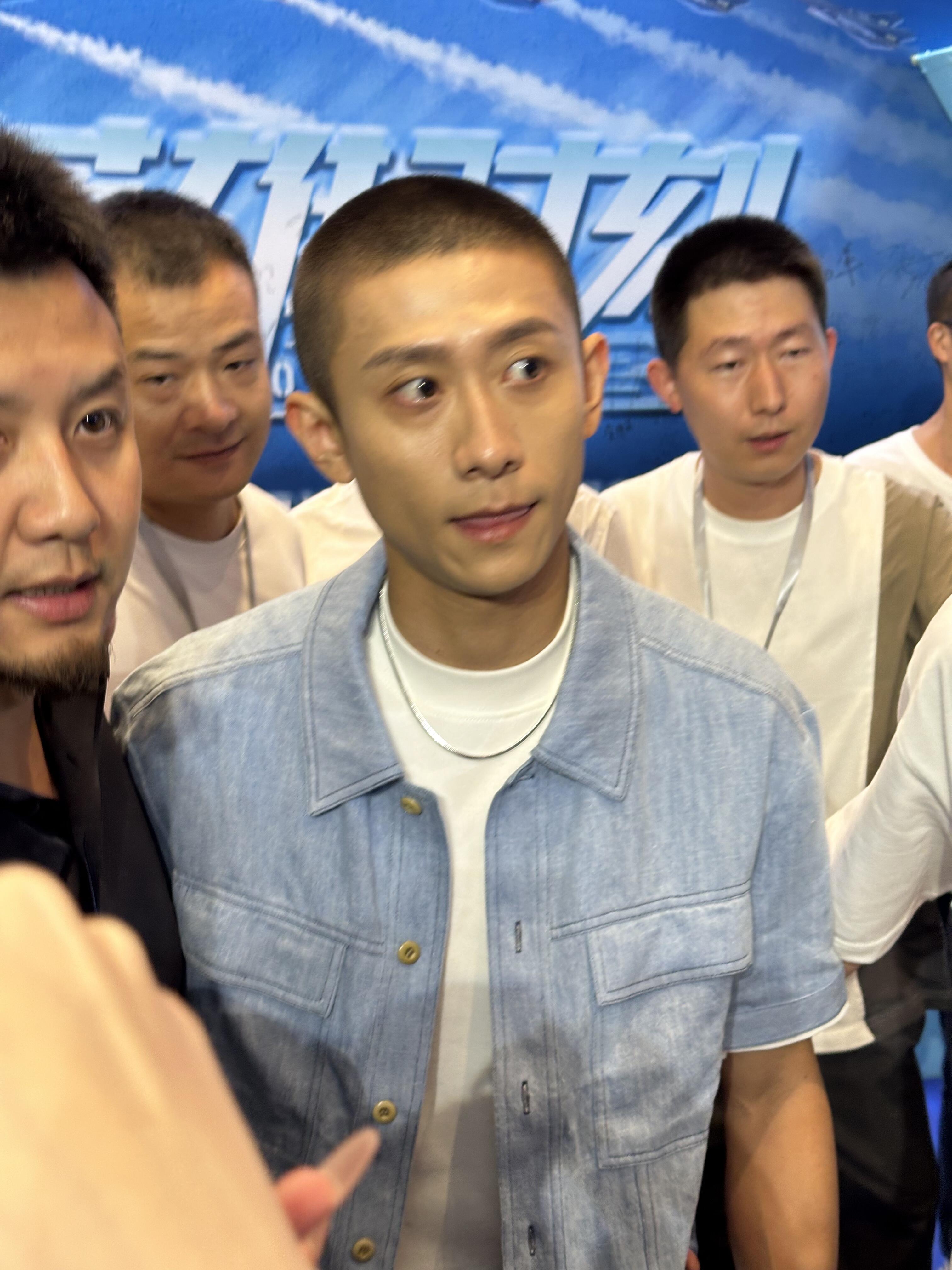 张一山深圳出席活动寸头造型又痞又帅