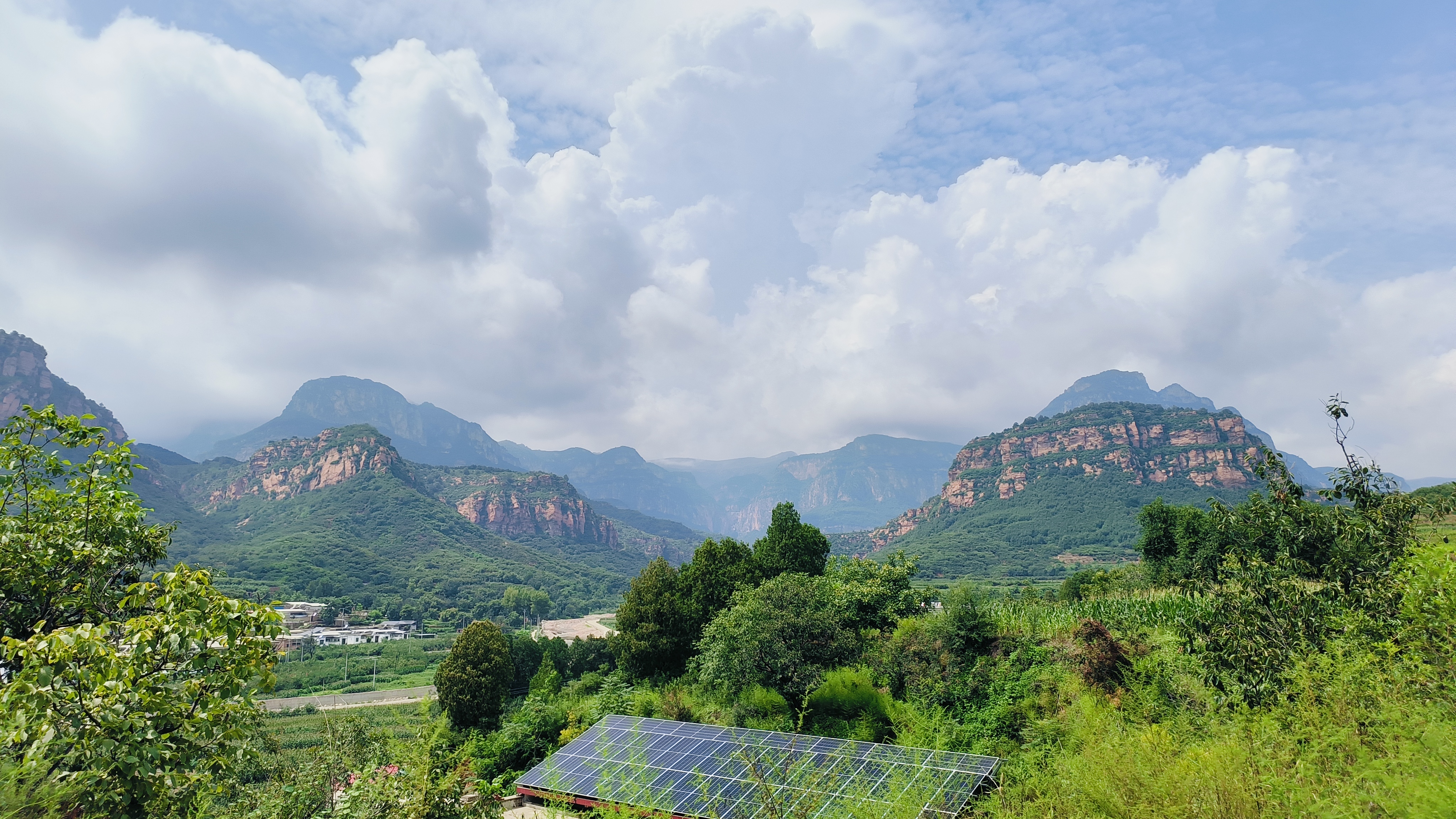 中国传统村落邢台市信都区冀家村乡东庄村四周田野和山岗上迎来了庄稼