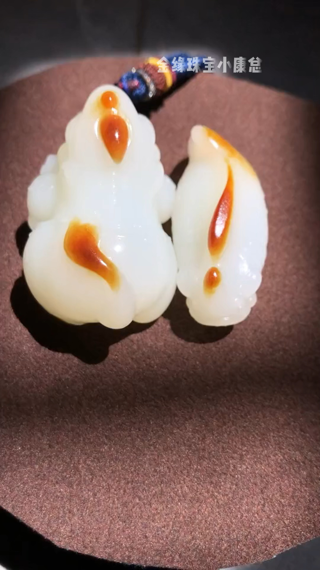 和田玉籽料红皮白肉手把件,阳光下的"美玉"