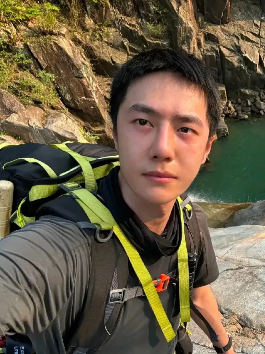 王一博27岁纯素颜照,探索新境中表现的他又刷新了人们对他的认知,以前