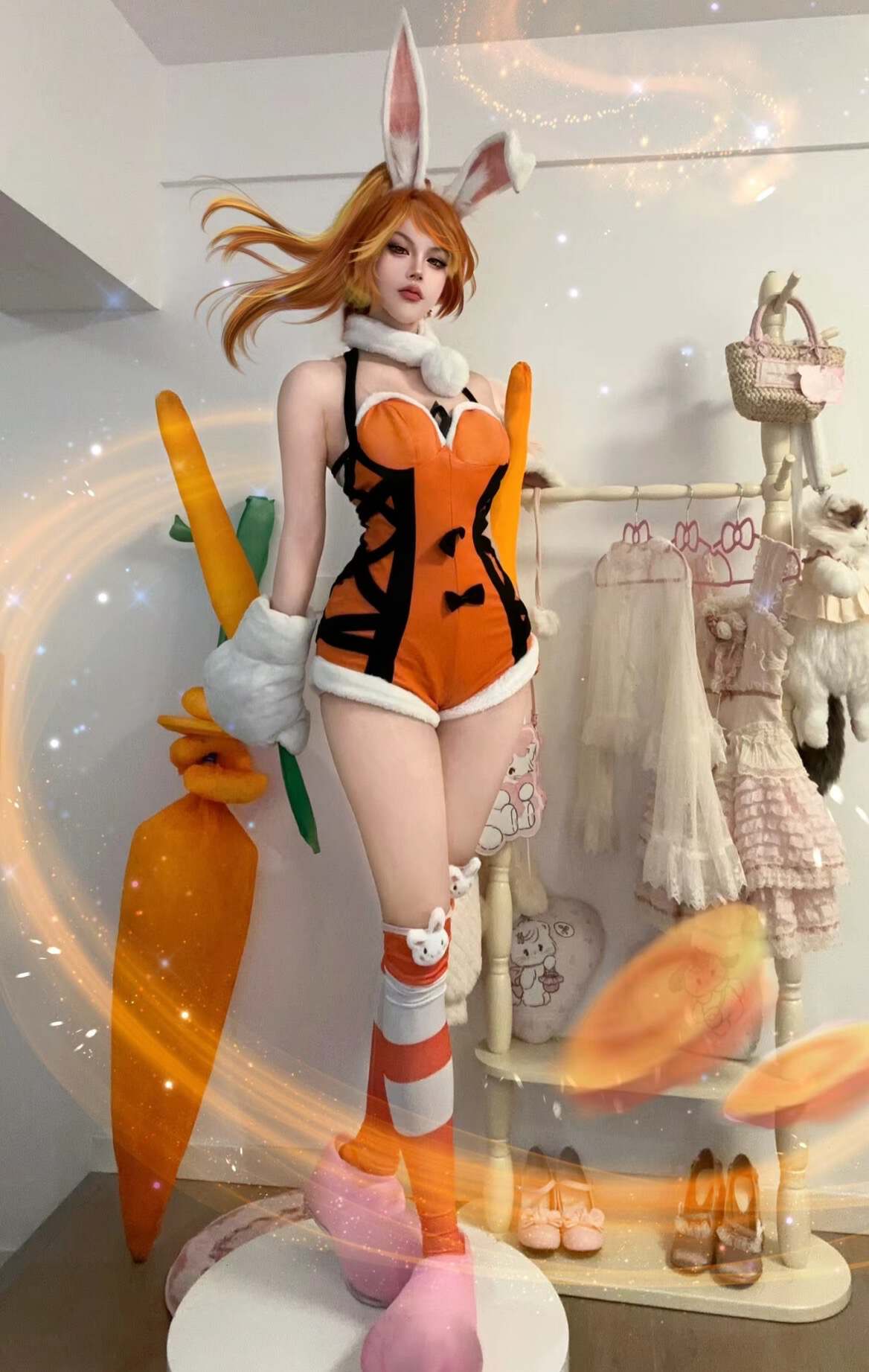 网红cos花木兰,身穿紧身衣,手拿胡萝卜,身材绝佳,太还原啦