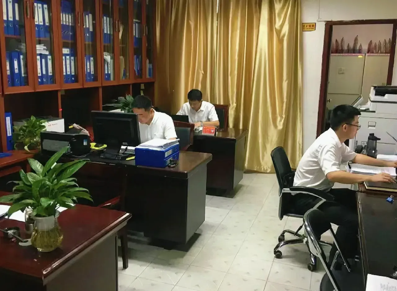今天早上他来到我们办公室说,他辞职了,目前正在办理手续