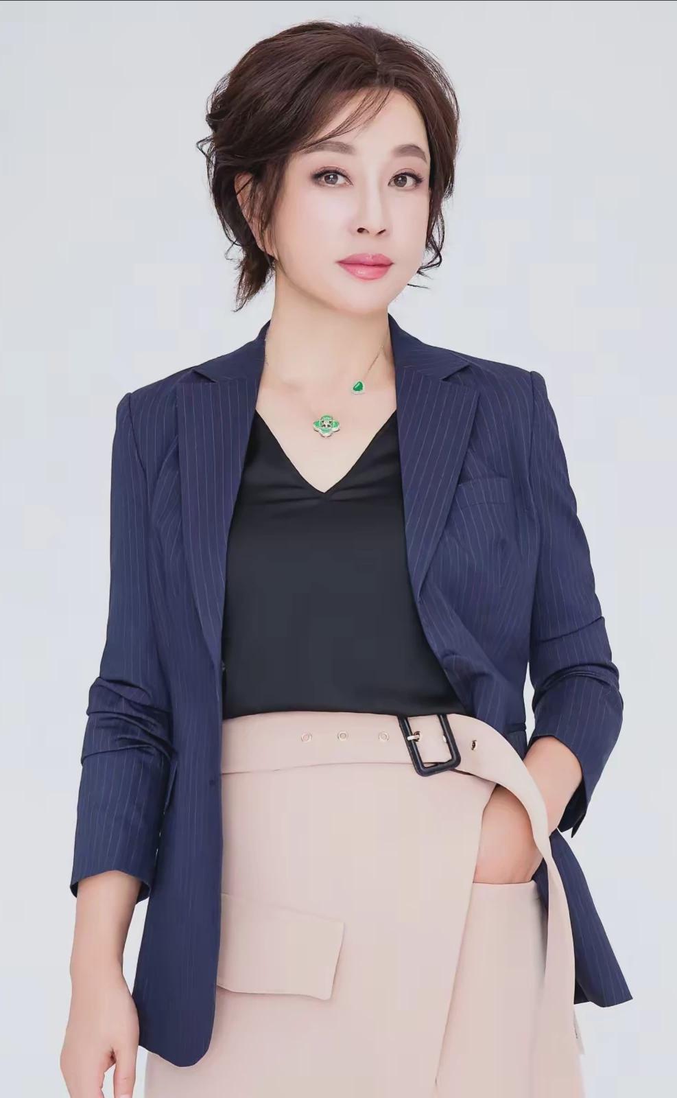 10大"刘"姓女明星艺人: 1.刘晓庆 2.刘嘉玲 3.刘若英 4.刘亦菲 5.