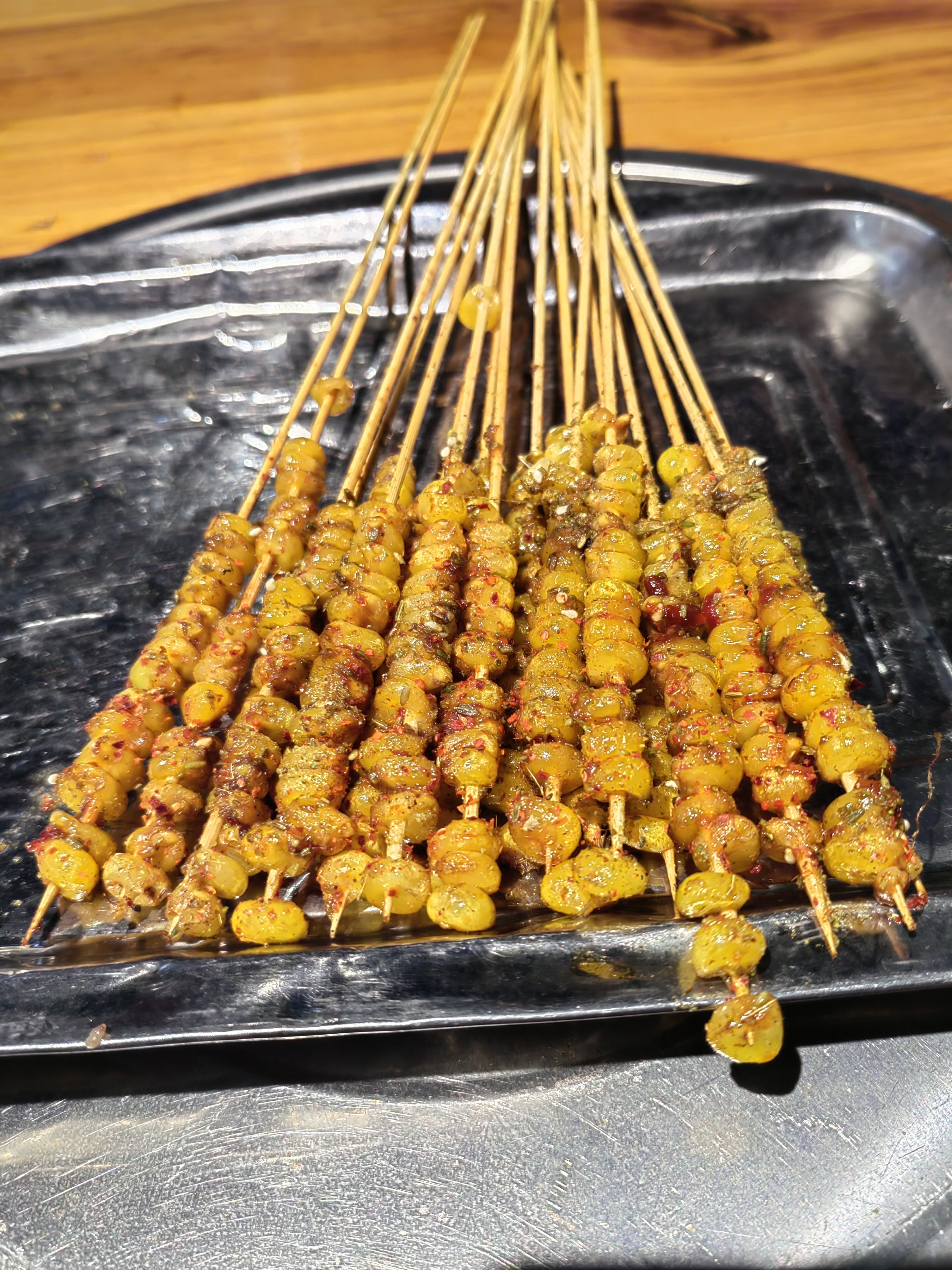 那家店正在换门头,由烧烤改成了砂锅,我是带着满脑子的疑问进了店