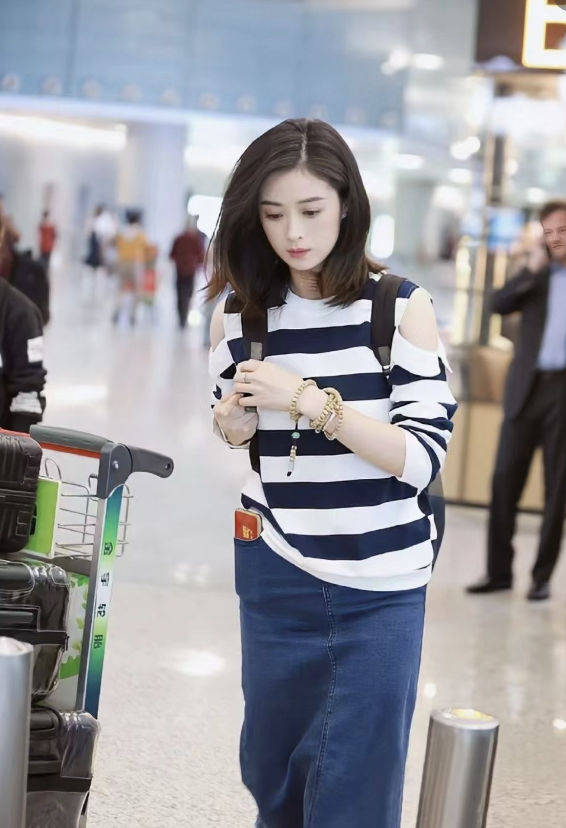 大骨架女生快来借鉴蒋欣穿搭,入秋这样穿减龄又显瘦!