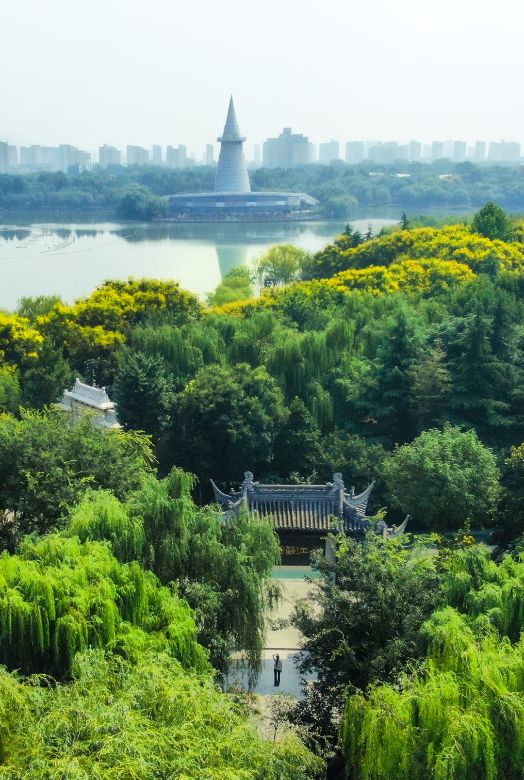 此时的绿博园没有车水马龙没有人头攒动可以躺在没有人的草坪上吹