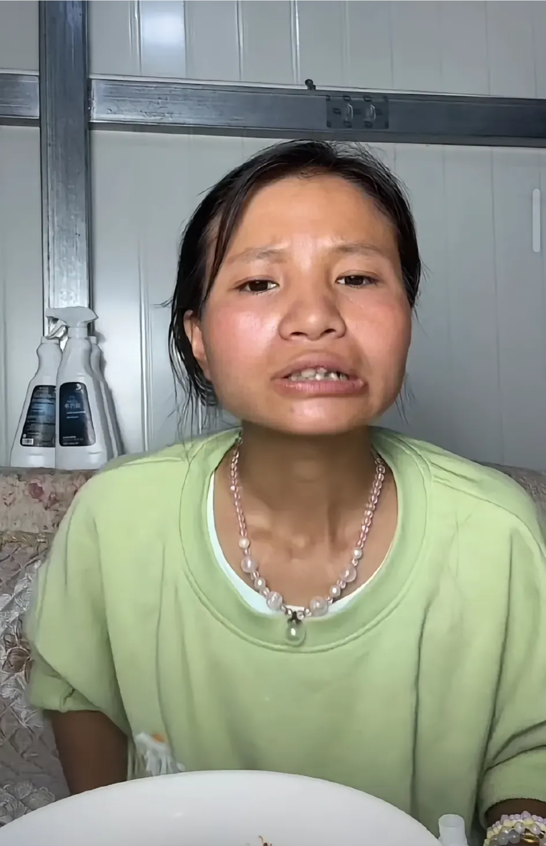 不知道她为什么这么火,每次看她的视频都会生理不适,然后快速划走