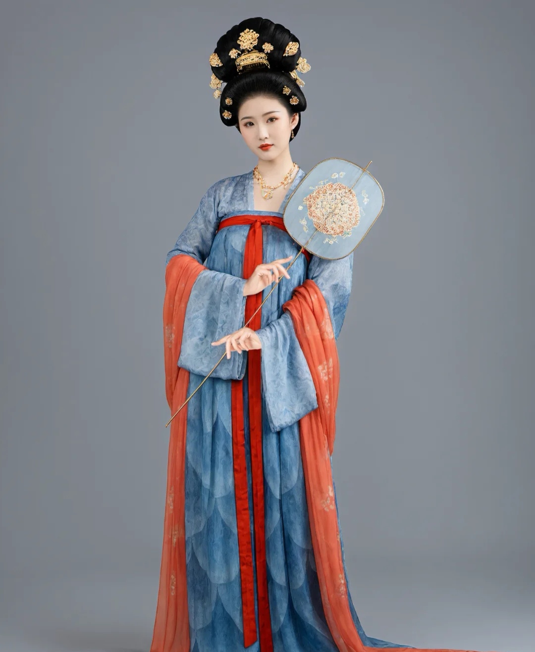 唐代的服装有一种雍容华贵的感觉,果然是盛唐啊,而且样式也更为开放