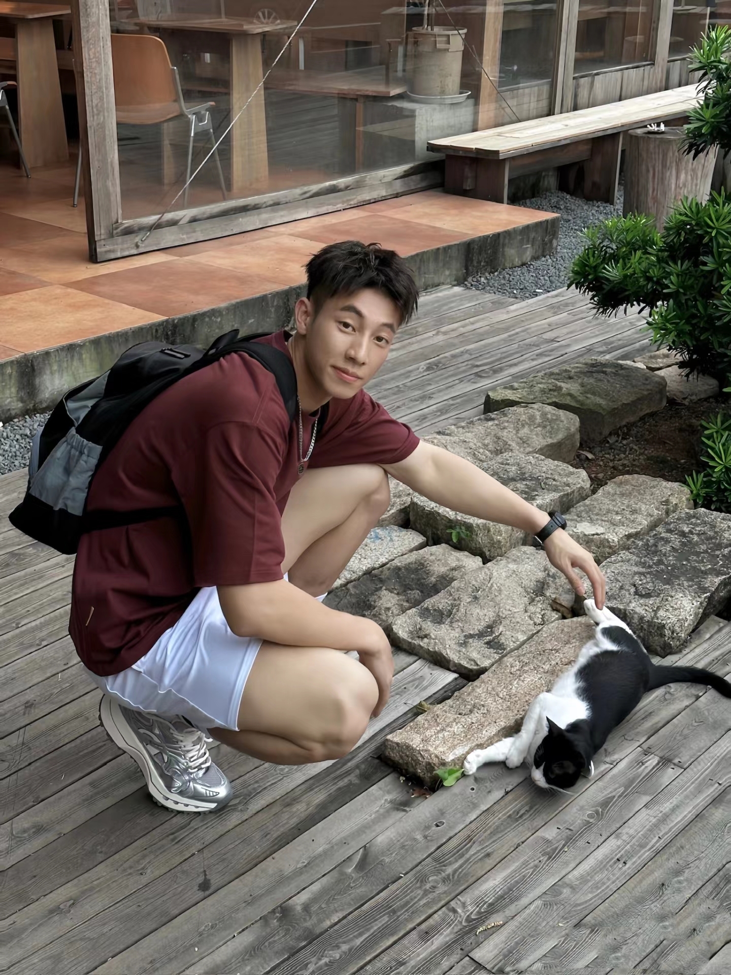 往事 ,被收纳进露珠儿般微小的旧址,那些忘记了升起的炊烟,熄灭在夕阳