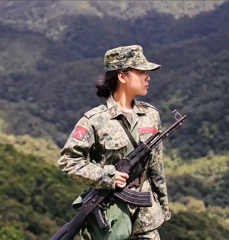 这个穿迷彩服的女兵,是来自缅北的,她手里拿的枪应该是从我国进口的81