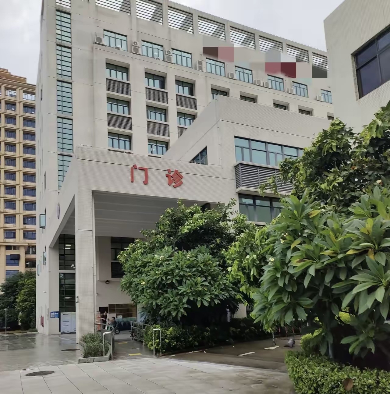 特别是读医出来的都说很难找工作,而很多医院却反聘退休的医生和护士