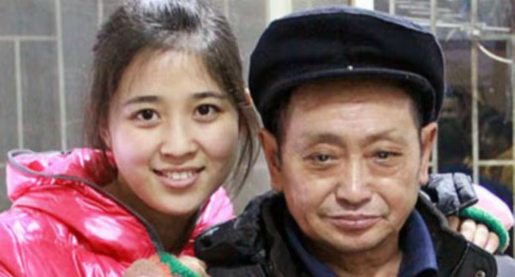 1990 年,重庆忠县 36 岁的光棍邓和平捡到一个女婴