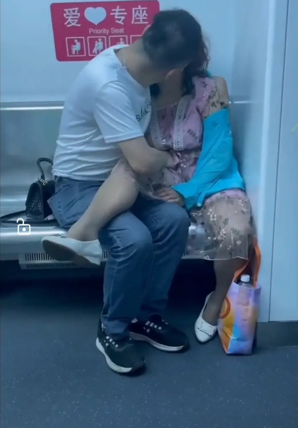 一对情侣在地铁上那叫一个如胶似漆,旁若无人地大秀恩爱,看得我都有点