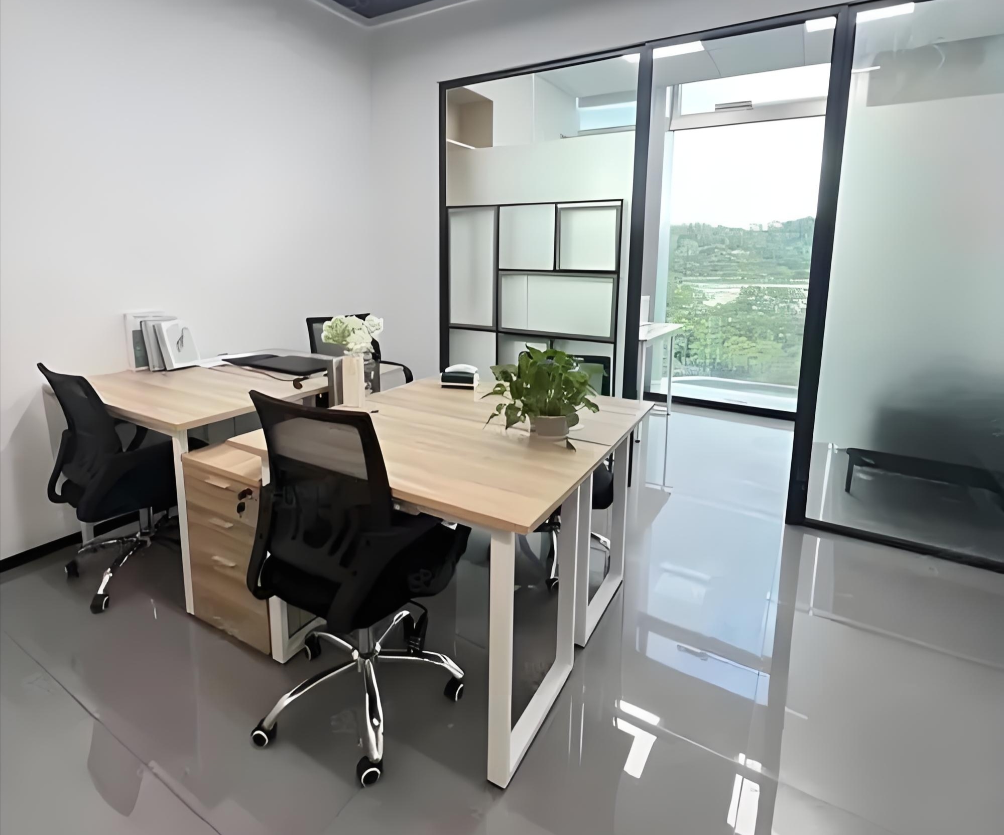 一到下班时间,男 办公场地照片真实图片挖掘机设备租赁公司办公室事业