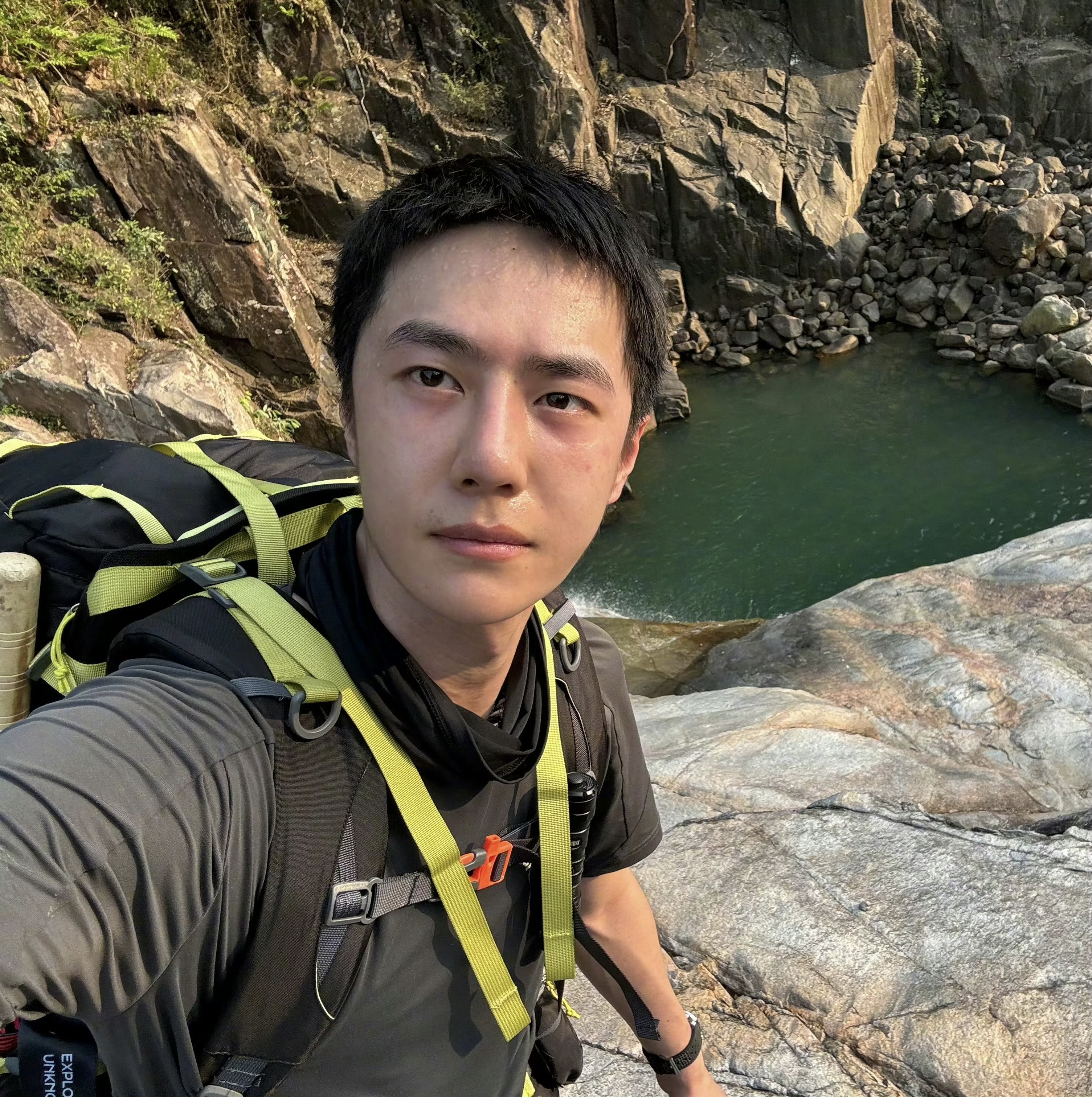 王一博寸头素颜自拍,纯素颜呀,没有靓丽的服饰,没有比这再简单的着装