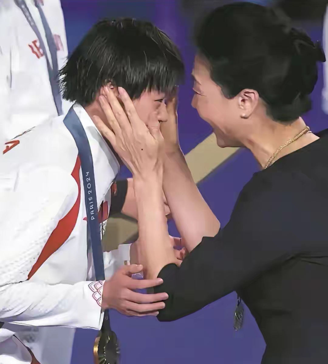 这是巴黎奥运会李玲蔚给全红婵颁奖时的照片看着李玲蔚双手捧着