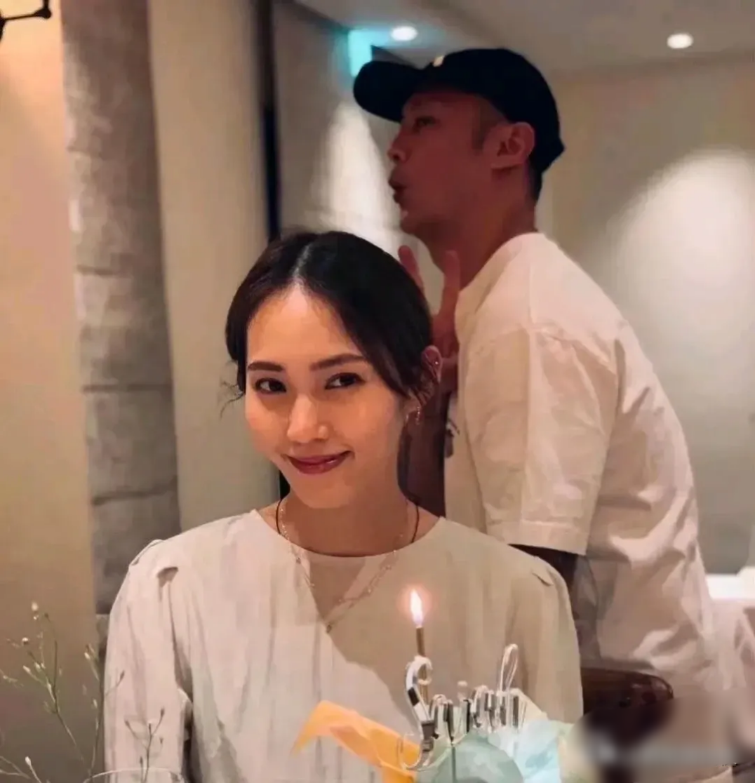 近日,一网友点名余文乐老婆王棠云在商务舱上占她的座位,在告知对方