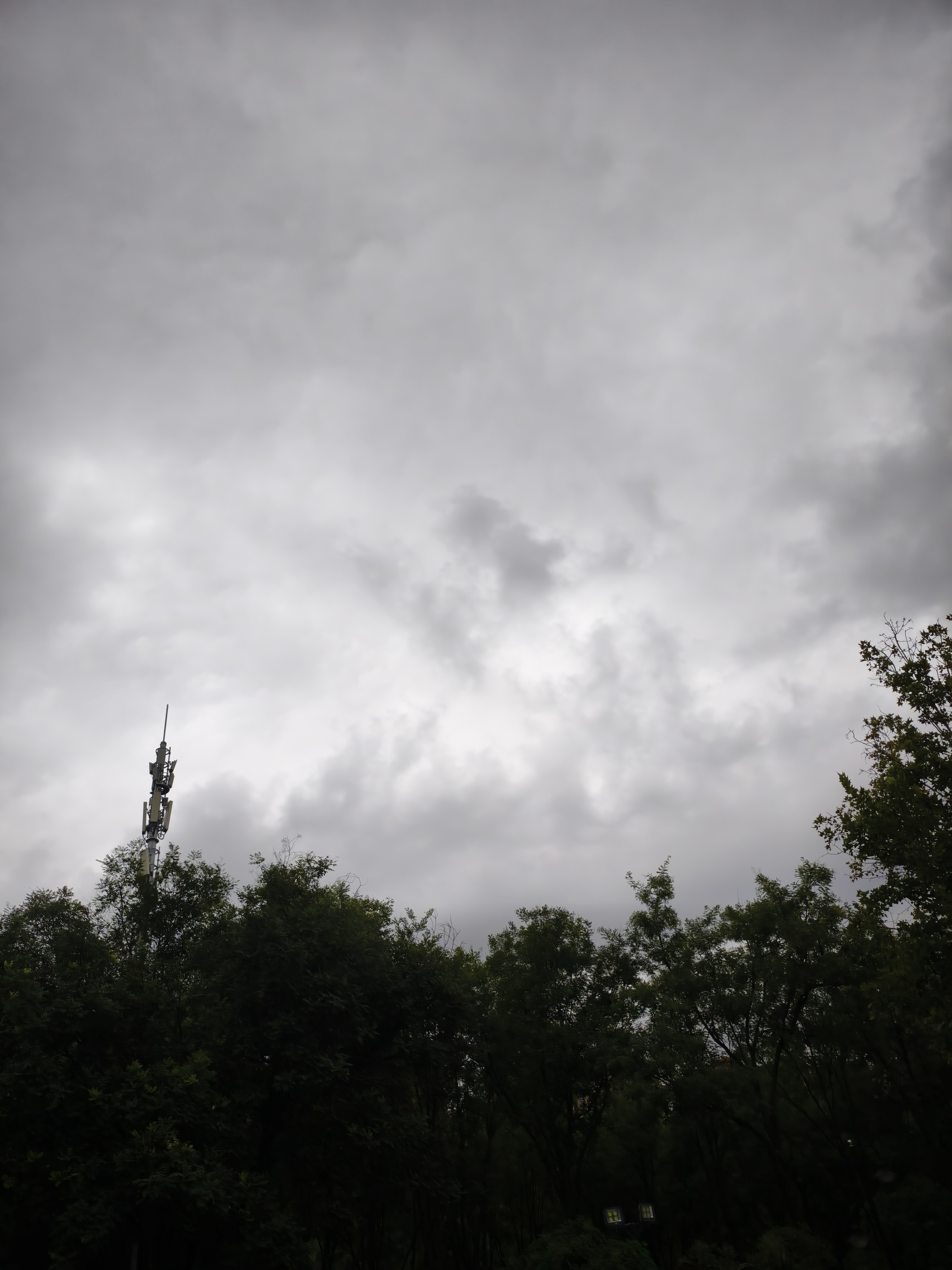 乌云翻滚,层层叠叠压在半空中,整个天空布满浓重的灰黑色,深深浅窍耨