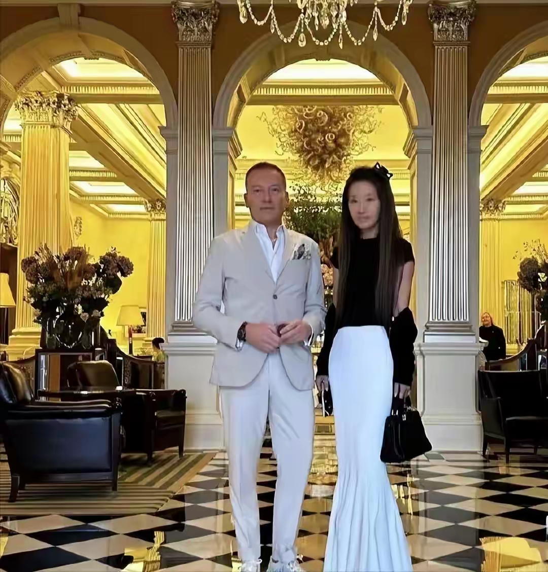 74岁王薇薇带新男友亮相,黑白穿搭水蛇腰抢眼 不生