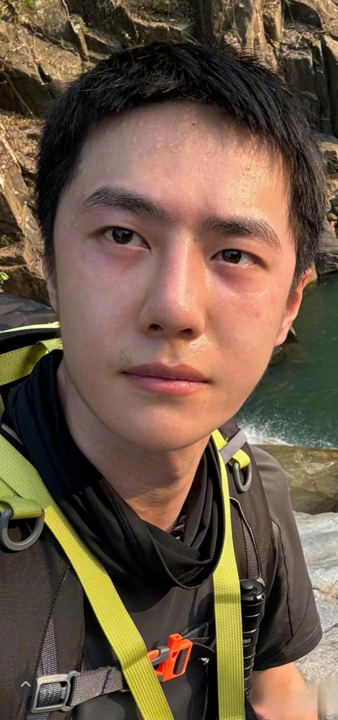 王一博自拍.精致的面容,不羁的眼神,一个"帅"字当之无愧