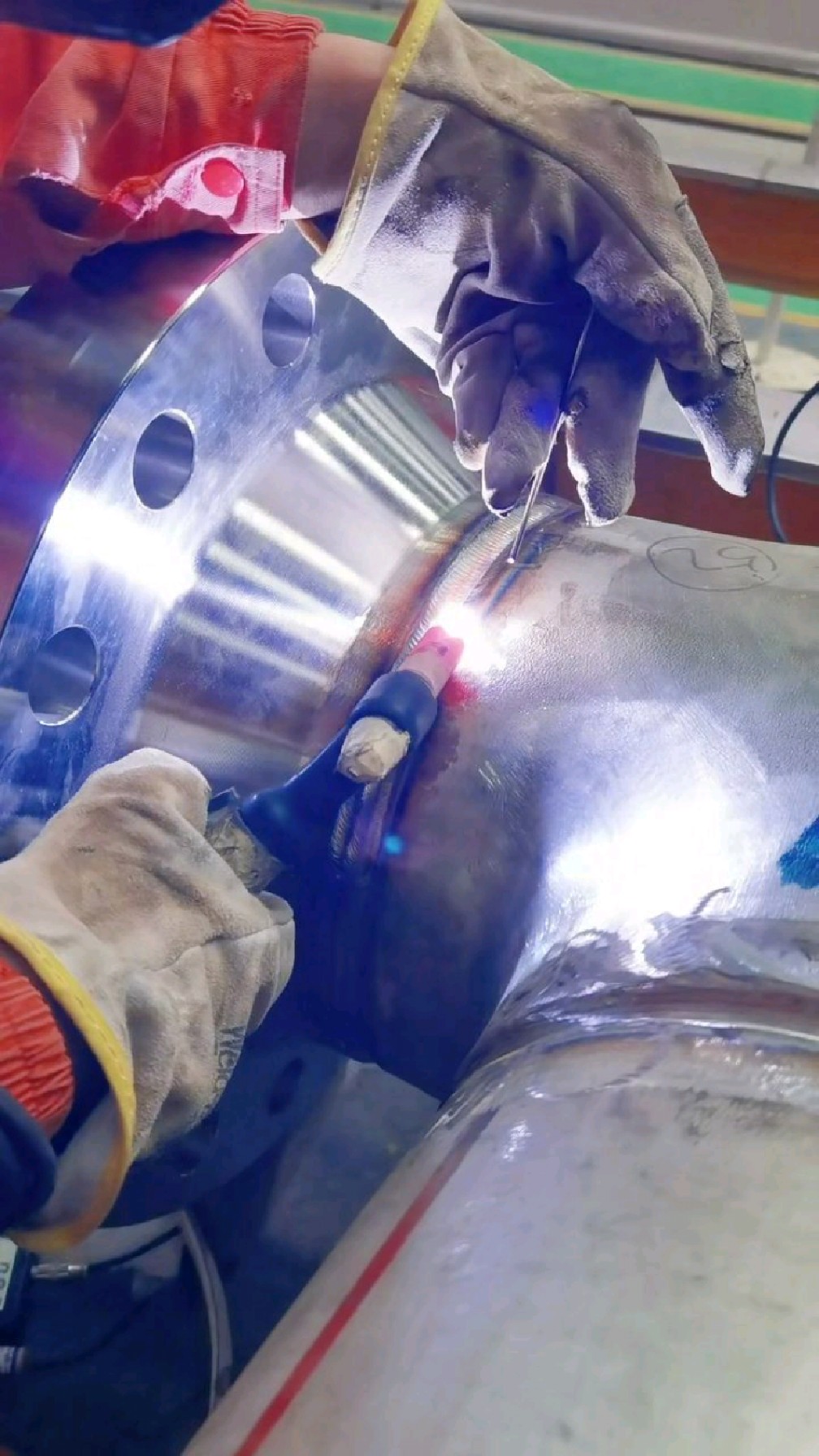 不锈钢工艺管道焊接,看看师傅这手艺,你觉得工资一天多少合适