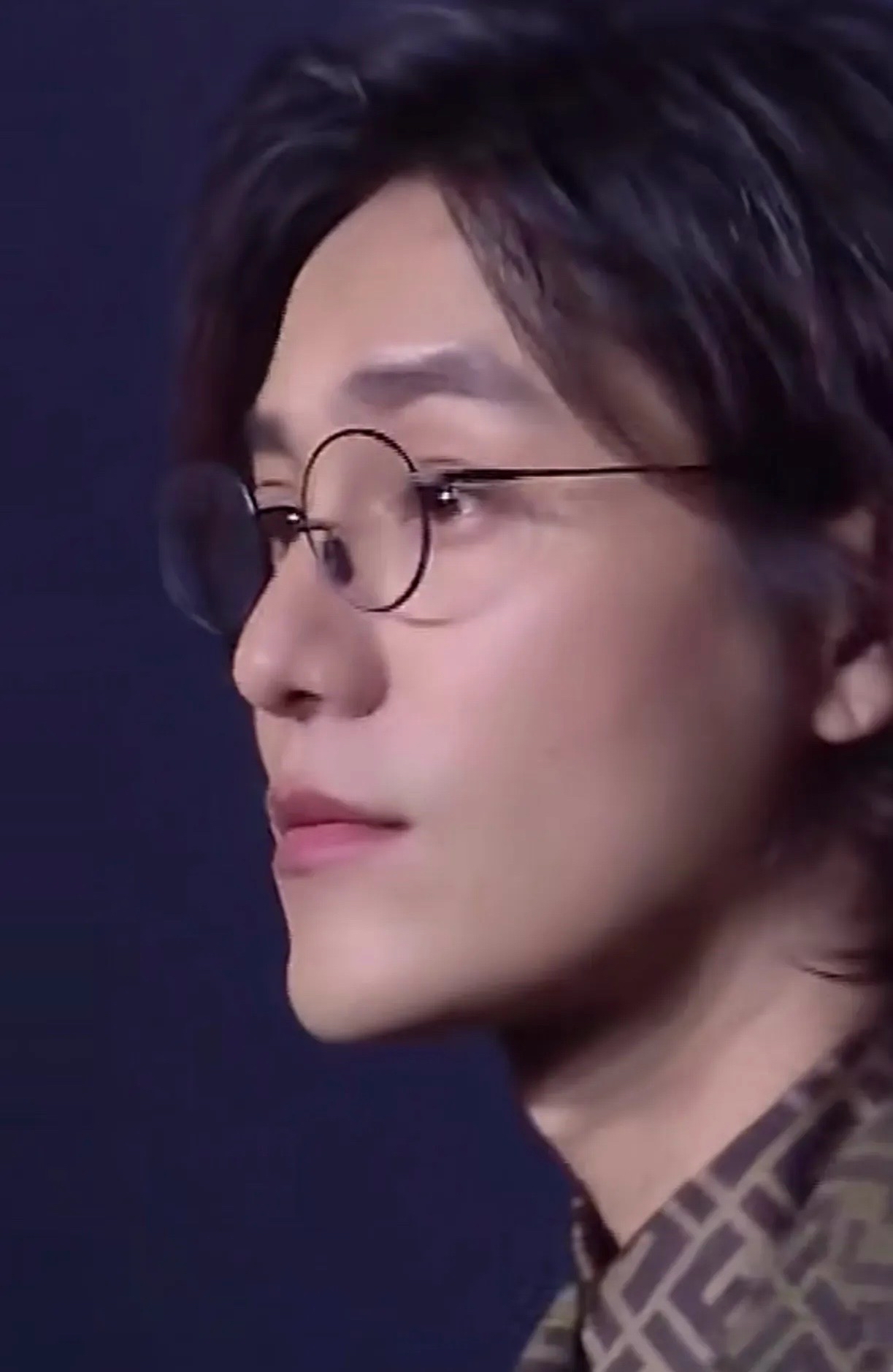 只能说陈坤医美很成功恢复的很好回到了二十几岁的样子长发飘飘
