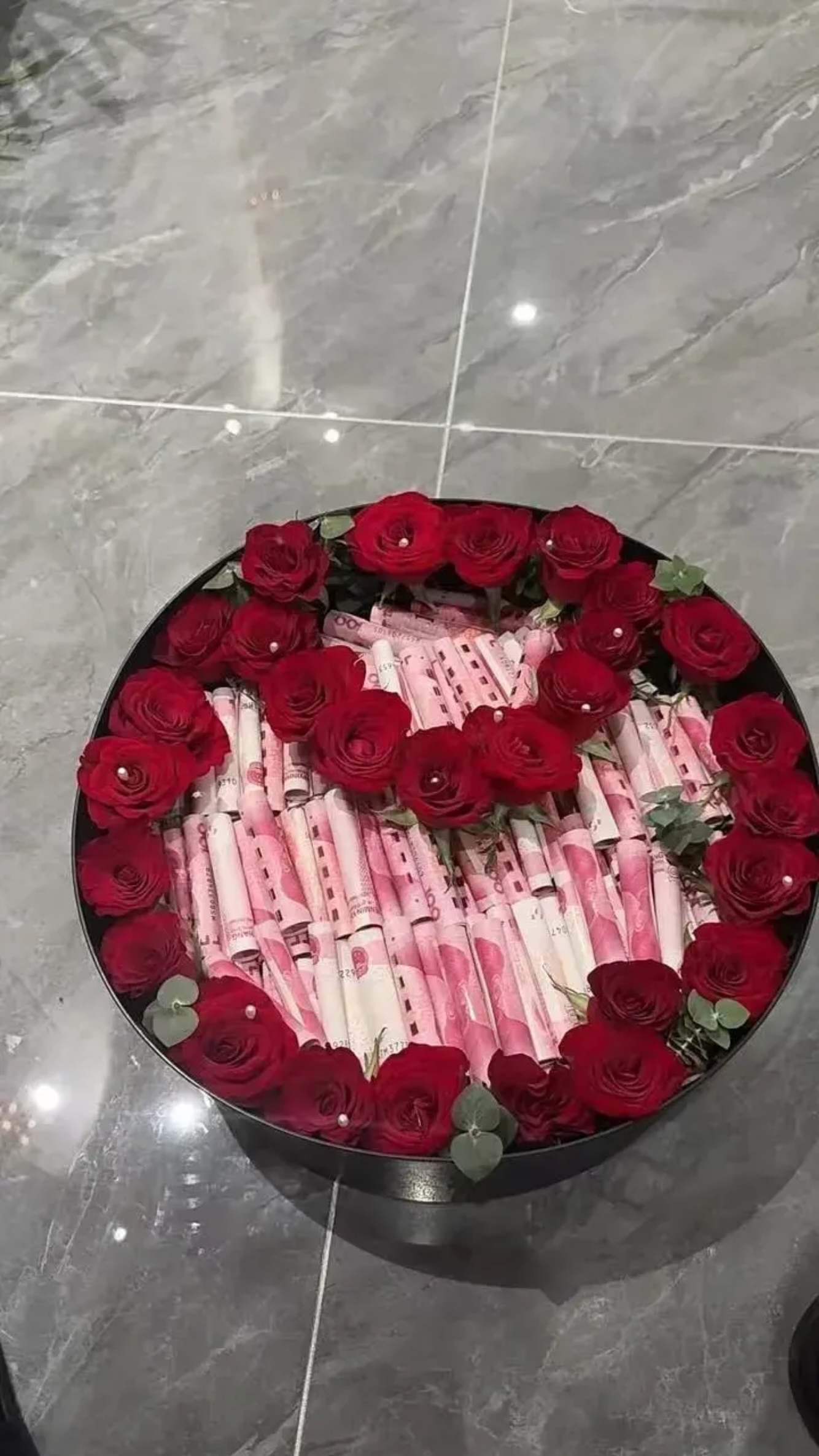 节用钱做的鲜花杯子里边放甜放黄金情人节现金以下是一篇修改后的文章